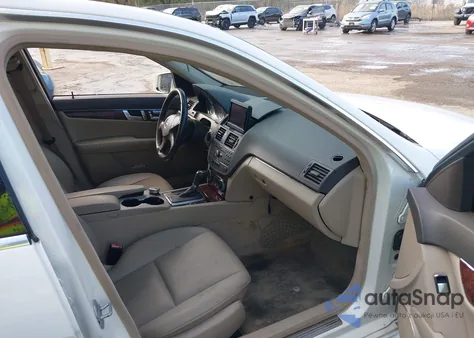 2010 Mercedes-Benz C 300 Sport 4Matic z USA, uszkodzony, nr VIN WDDGF8BB7AR105115